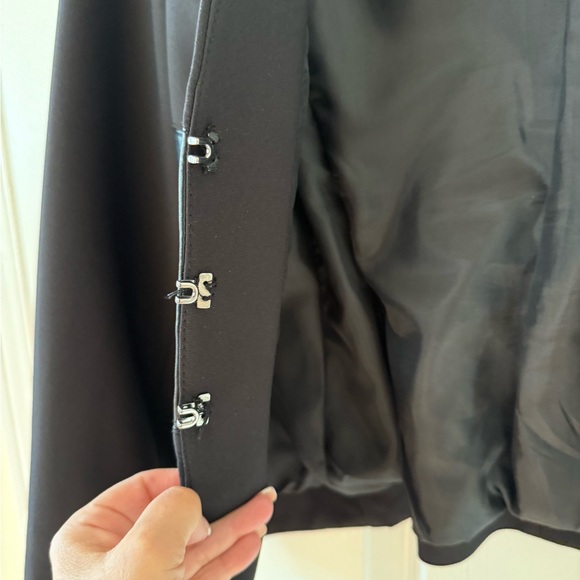 Fervente Elegant Black Blazer with Leather Details - Picture 5 of 9